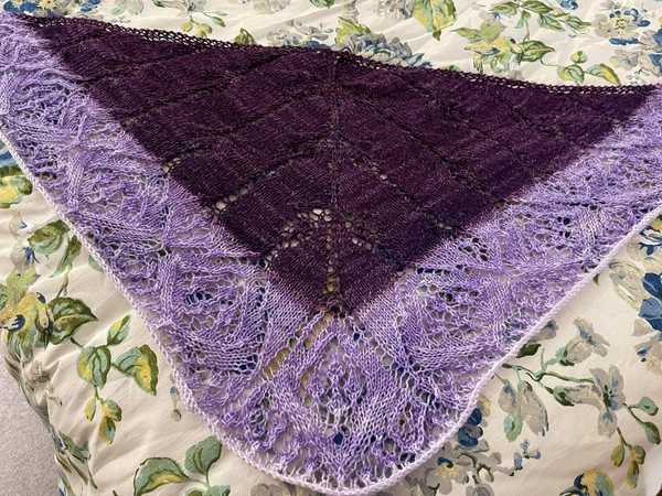 My finished Fonsé shawlette, a triangular lace shawl in deep purple and soft lavender